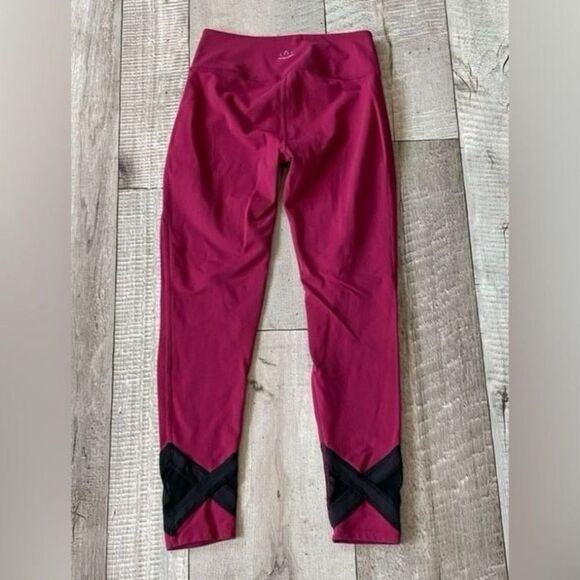 Beyond Yoga Burgundy Crop Leggings - Picture 3 of 4